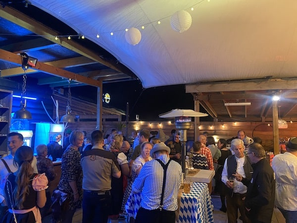 Personeel Bernaards Transport geniet op bedrijfsfeest